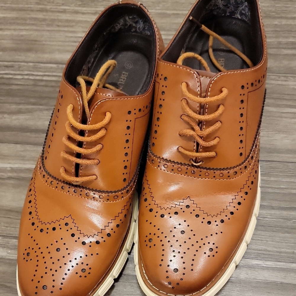Elegant Brown Oxford Shoes with Wingtip Brogue